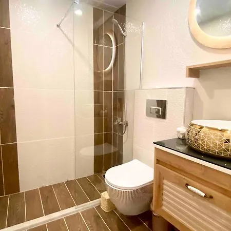 Licensed ,jazzy Class 3 Bedrooms Homes 100mb Wi-fi Apartment *