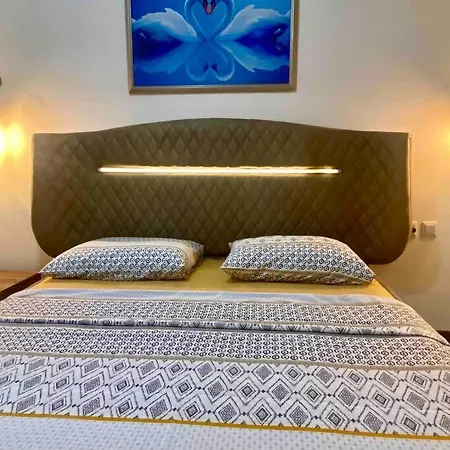 Licensed ,jazzy Class 3 Bedrooms Homes 100mb Wi-fi Apartment *